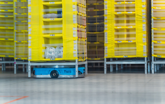 Was Roboter in Amazon Logistikzentren machen – und was sie nicht machen